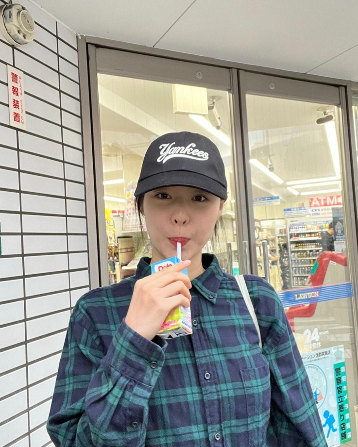  일본 여행에서 매력적인 여자 시티보이룩 패션과 함께한 여성 어글리슈즈 MLB 에이스러너 운동화 INFO w. 이연희