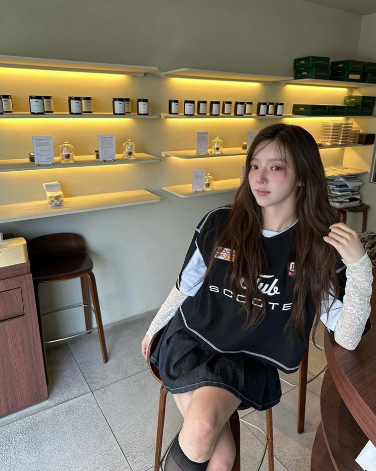  여름 패션 트렌드로 여자 연예인들도 즐겨 입는 블록코어룩 크롭 반팔 티셔츠를 자신의 감성으로 소화한 홍지윤의 데일리룩