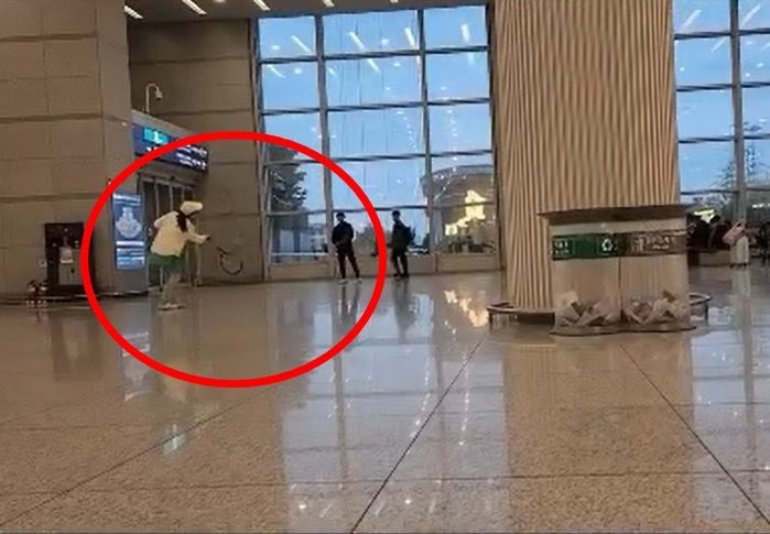 [항공 뉴스] <b>인천공항</b>서 <b>테니스</b> 친 <b>커플</b>…“이러다 야구도... 