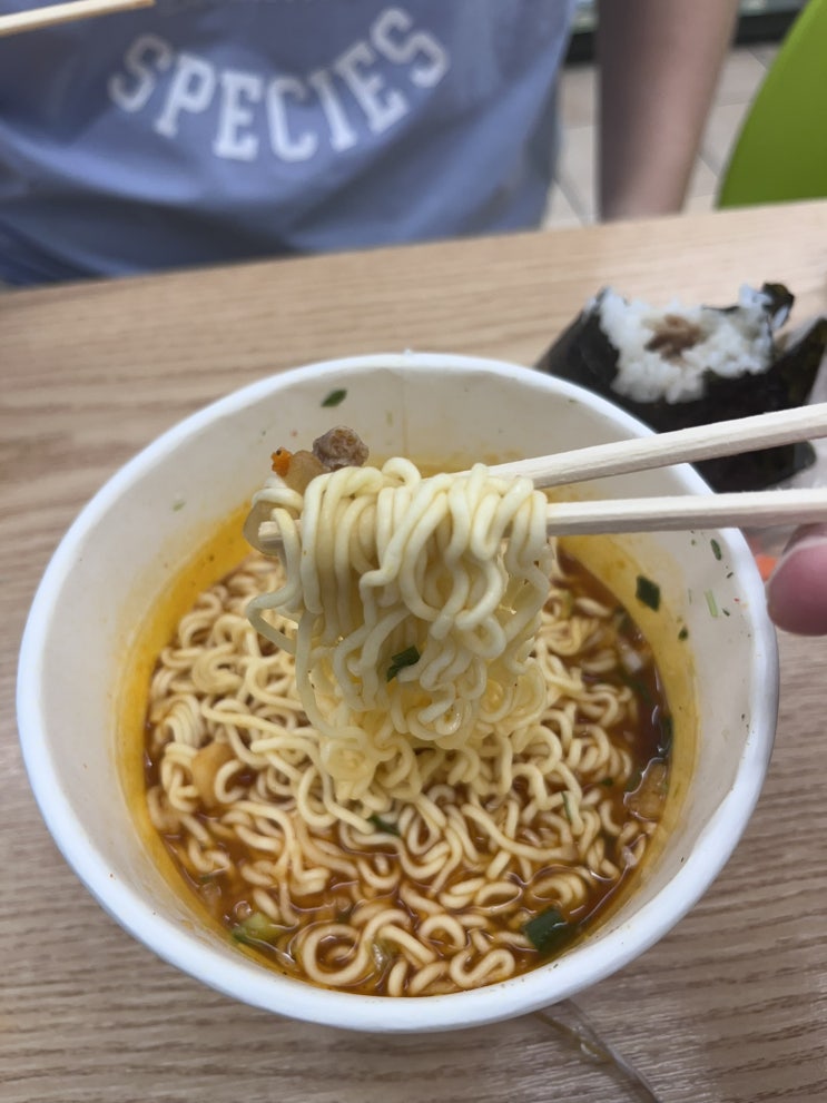  밤에 먹는 라면은 왜 이렇게 맛있는 걸까요?