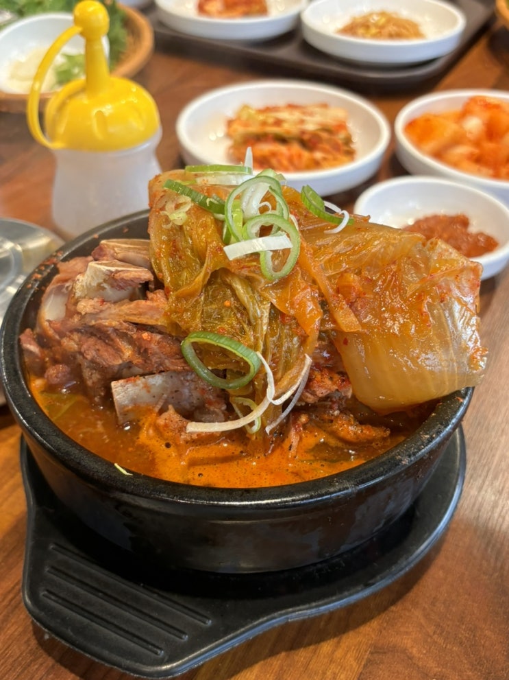  [서초역/교대]점심에 혼밥하기 좋은 뼈해장국 맛집 팔복감자탕(Feet. 묵은지 뼈해장국, 시래기 뼈해장국, 돼지불백)!