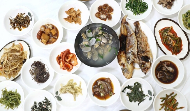 1만원 백반에 반찬 겁나 많아부러~ ‘고장의 얼굴’이 주걱인 곳 1만원 백반에 반찬 겁나 많아부러~ ‘고장의 얼굴’이 주걱인 곳
