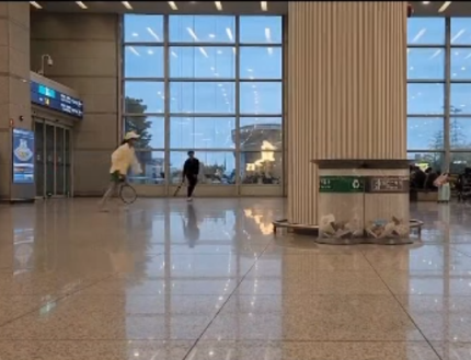 <b>인천공항</b> 한복판서 <b>테니스</b>를?… <b>커플</b> 행동에 ‘시끌’ (영상)