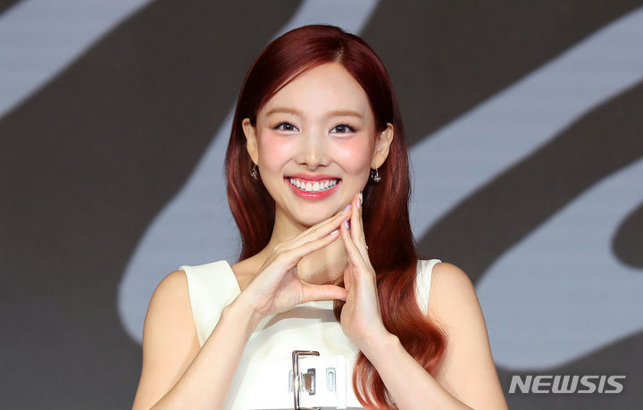 트와이스 나연, Y2K 입은 '서머 디바'..."어려웠지만 성장했어요" 트와이스 나연, Y2K 입은 '서머 디바'..."어려웠지만 성장했어요"