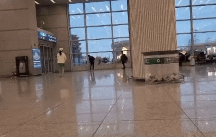 <b>인천공항</b> 출입구서 <b>테니스</b> 치는 <b>커플</b>…누리꾼 '경악'
