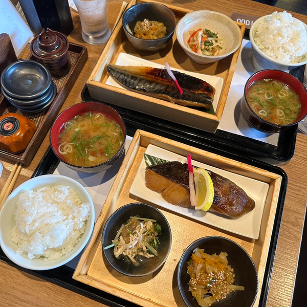  일본 후쿠오카 텐진 근처 아침에 여는 일본 가정식 이토오카시