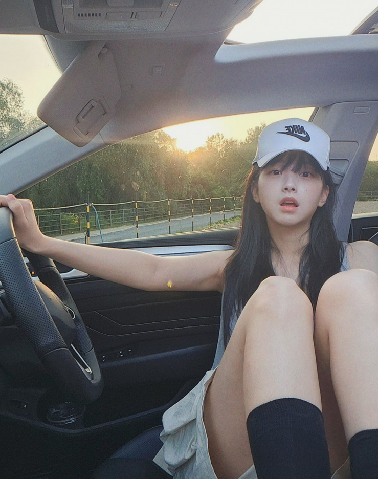  여름날 여자 스트릿 감성의 패션에 더해진 여성 야구 모자로 얼굴 작아 보이는 스냅백! 나이키 빅 스우시 볼캡 정보 w. 권아름