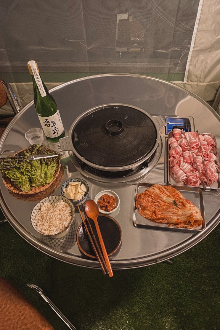  접이식 원형 불판 테이블에 갖가지 구이판과 석쇠로 실내포차 완성하기