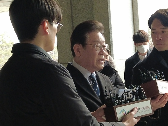 <b>이재명</b>, '<b>대북송금 의혹</b>' 추가 기소에 "검찰 창작 수준 갈수록... 