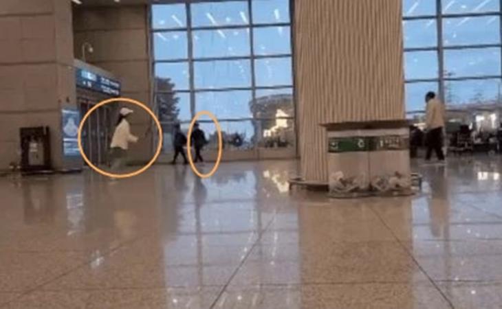 야구도 할 판 <b>인천공항</b> 출입문 앞에서 <b>테니스</b> 친 <b>커플</b> 누리꾼들... 