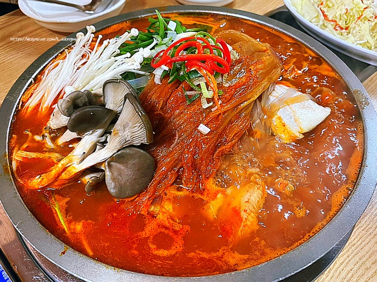  부산 양정 '17번지묵은지닭한마리 양정점' 칼칼한 닭한마리전골 노포 맛집