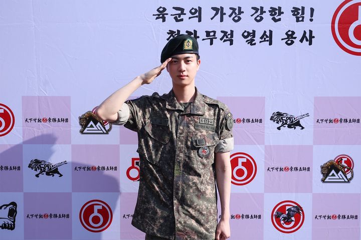 기습 뽀뽀 시도한 팬, <b>BTS 진 성추행 혐의</b>로 고발당해
