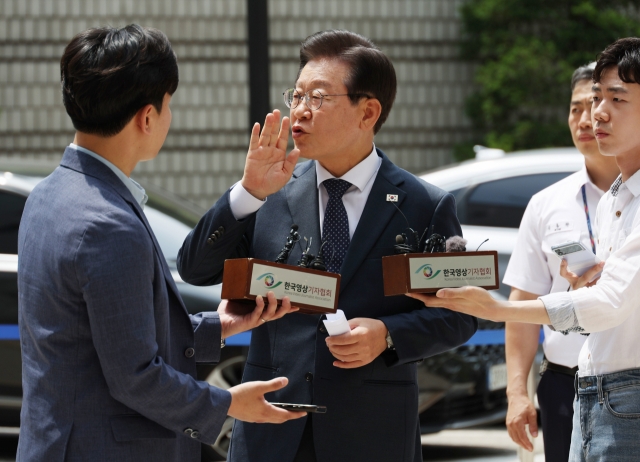 [속보] <b>이재명</b> “대북송금 의혹, <b>희대의</b> 조작사건으로 밝혀질 것”