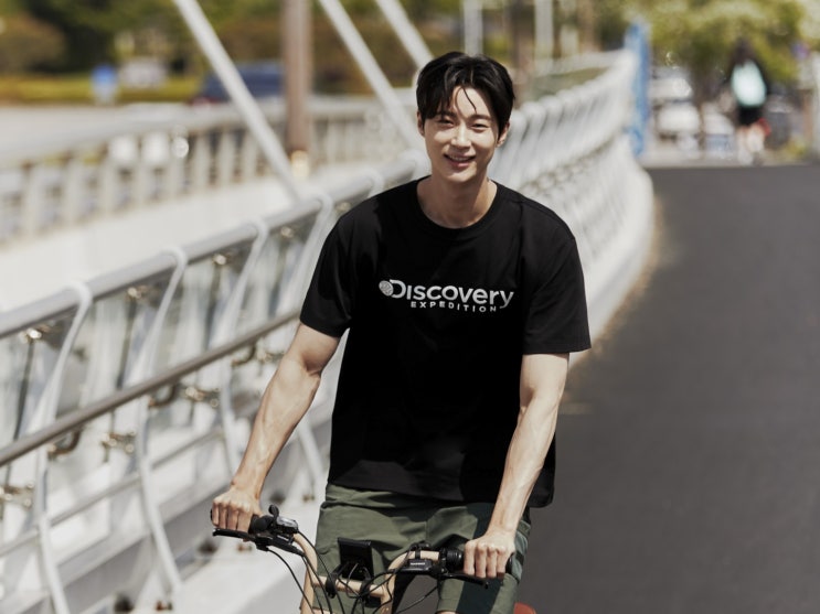 디스커버리 새 앰버서더 <b>변우석</b> 청량미 듬뿍, 선재 효과는... 