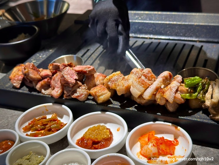  홍대역 지리산 숙성 흑돼지 전문점 가고시마 흑돈 프리미엄 오겹삽 가르매살 순두부찌개 추천 맛집 육현전 홍대 직영점
