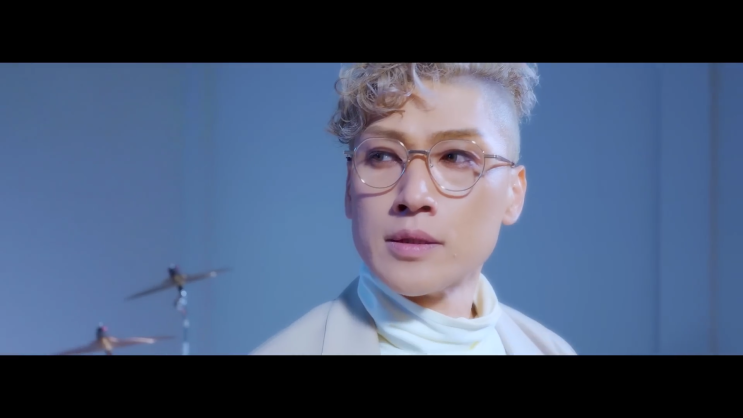  얼굴을 이 정도 깠으면 이제...