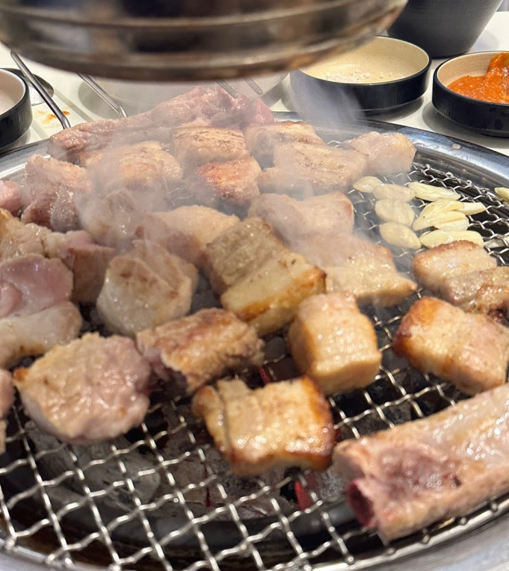  뼈삼겹살이 맛있는 합정역 고기집 '다독이네 숯불구이 홍대합정점'