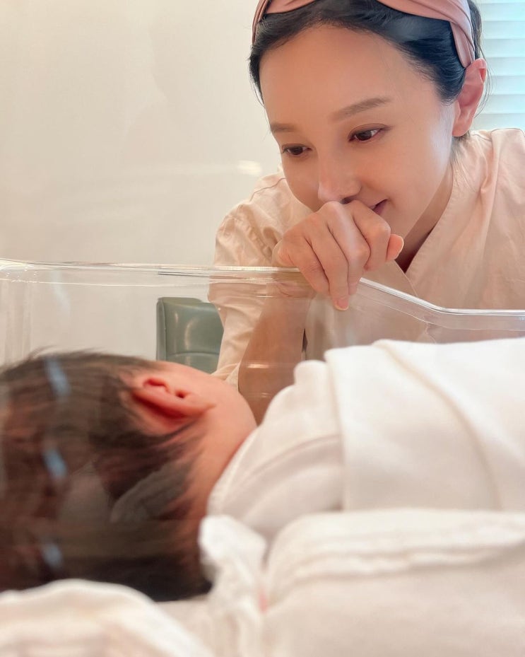  '득녀' 아유미, 꿀뚝뚝 엄마 모드..."노산 걱정했는데 건강히 와준 복가지"