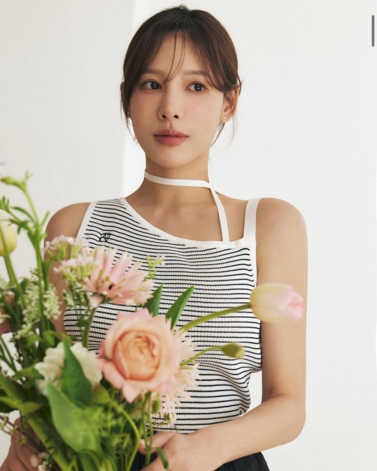  6월 여자 결혼식 하객룩 패션으로 자연스런 어울림을 보여주는 롱 스커트 치마 브랜드는 무엇 ? w. 이나연