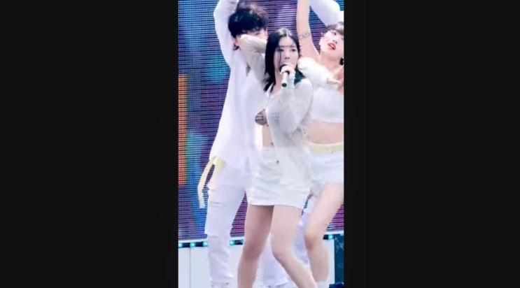 [가수 <b>권은비</b>]  무대 준비중 건강상 이유로 병원 진료!!! 소속사... 