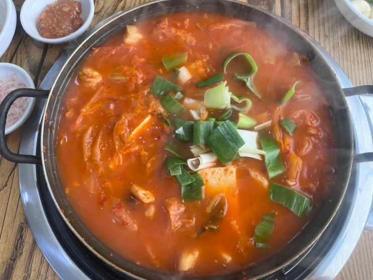  돼지고기 듬뿍  쌈 사 먹는 김치찌개, 통영 한일식당