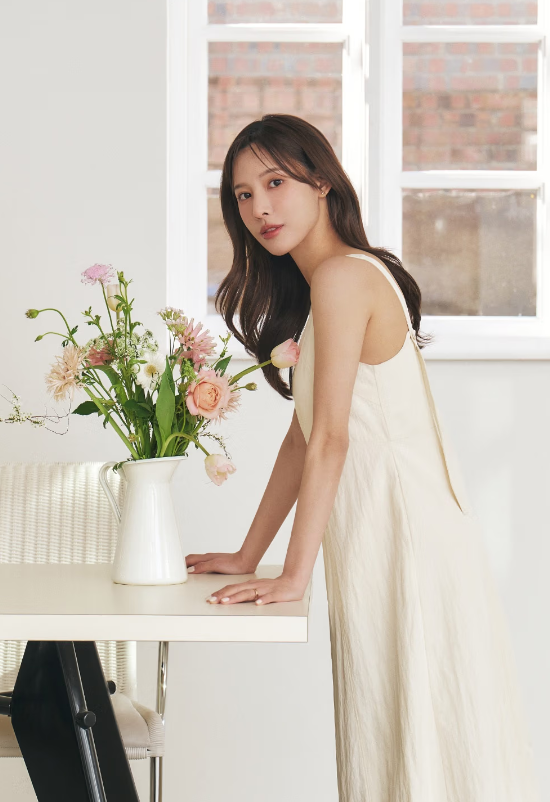  여름 여자 데이트룩 코디로 깔끔한 꾸안꾸룩 느낌을 완성해줄 뷔스티에 민소매 나시 롱 원피스 정보 w. 이나연