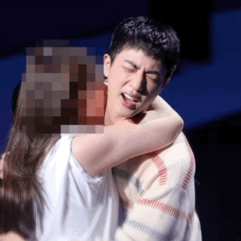 제대한 <b>BTS진</b>, 이벤트에서 뽀뽀한 팬 결국 <b>성추행</b>협의 고발 내용