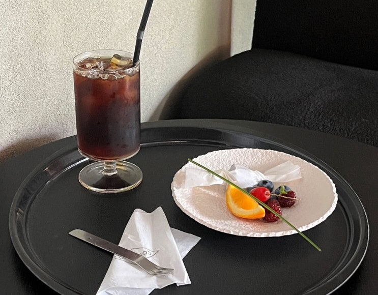 광주 남구 봉선동 모노톤 잔잔한 카페 <꽁비비오>