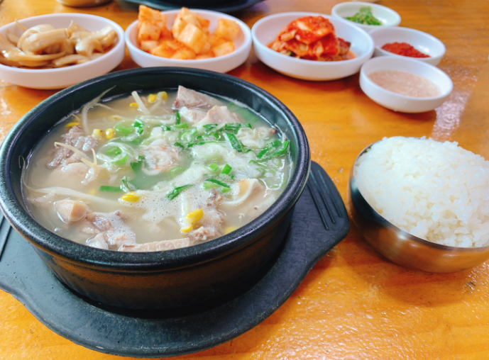  강원 춘천 할머니 순대국(순대국. 양파절임)