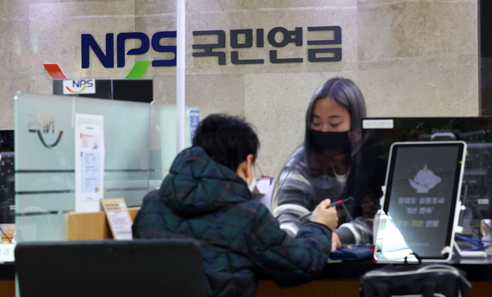 “국민연금 15년간 매달 냈는데”…‘이것’ 때문에 月50만원만 받으라고? “국민연금 15년간 매달 냈는데”…‘이것’ 때문에 月50만원만 받으라고?