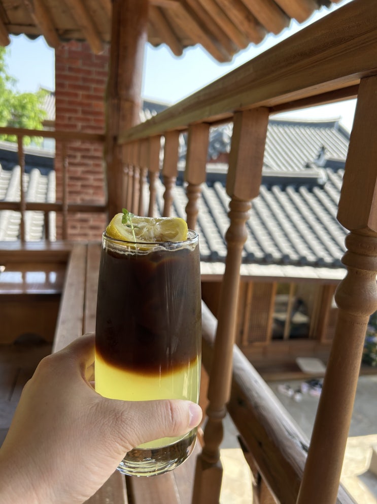  전주 한옥마을 인생 사진 찍기 좋은 감성 카페 <이르리> (포르투갈 마자그린 커피)