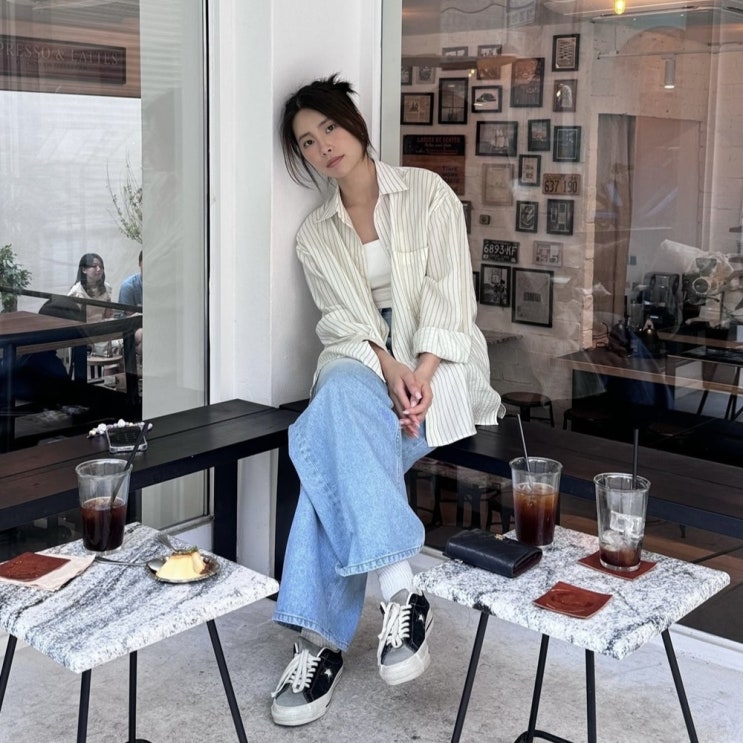  감도 넘치는 기희현 여성 스트라이프 셔츠 코디 어디꺼?