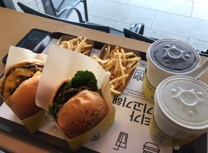  국립중앙박물관의 수제버거 작은식당마당 리뷰(박물관, 수제버거, 브런치, 카페)