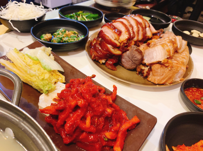  종로 만족오향족발(족발, 보쌈, 막국수, 떡만두국)