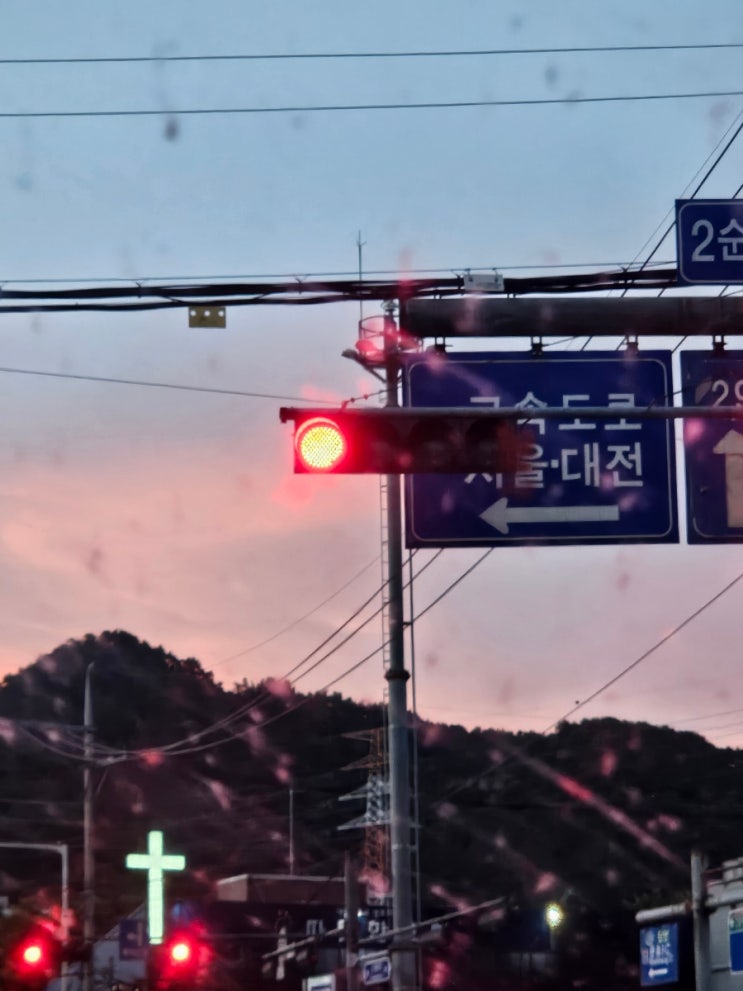 오늘도 한손엔 아이스아메리카노 피곤해죽겠네