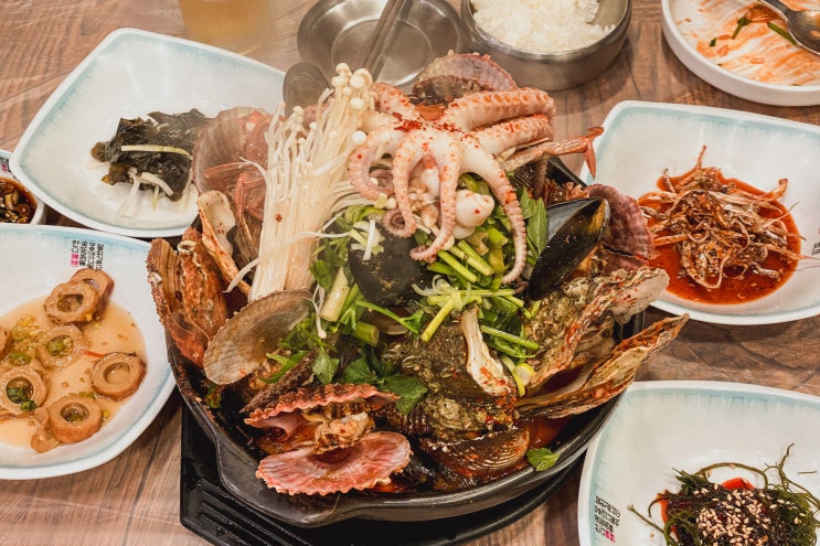  통영 밥상식당 산더미 해물뚝배기 쌓아둔 것 좀 보고 가세요.