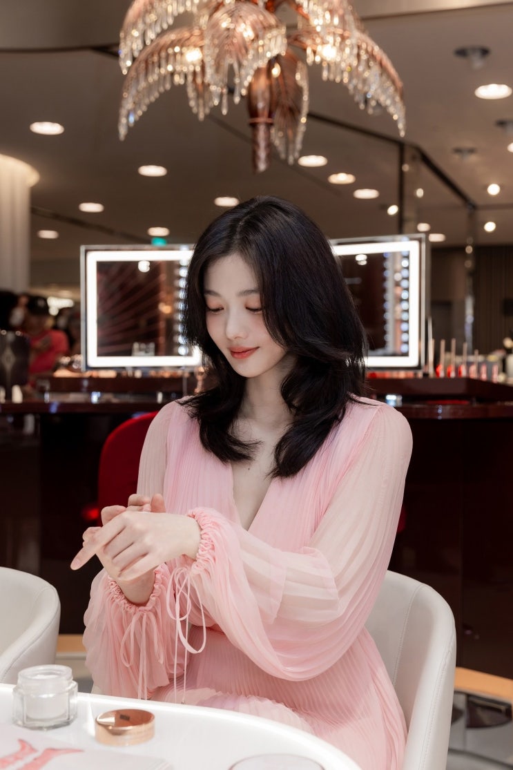 김유정, 핑크 시스루 원피스 입고 한층 성숙해진 느낌...우아한 분위기