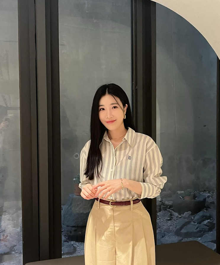  모던하게 우아한 여자 비즈니스캐주얼 오피스룩에 안성맞춤인 단가라 셔츠 코디 w. 이해리