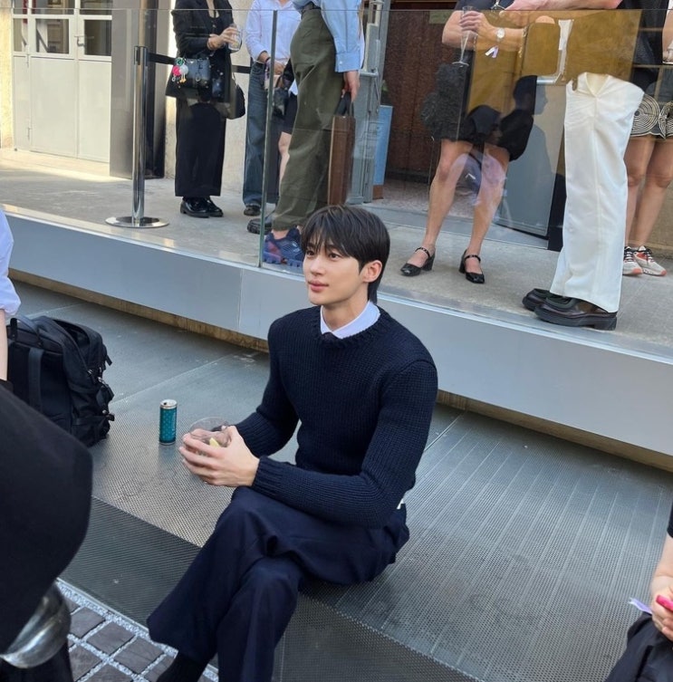 프라다 앰버서더 <b>변우석</b> 밀라노 패션쇼에서 돋보이는 남친룩