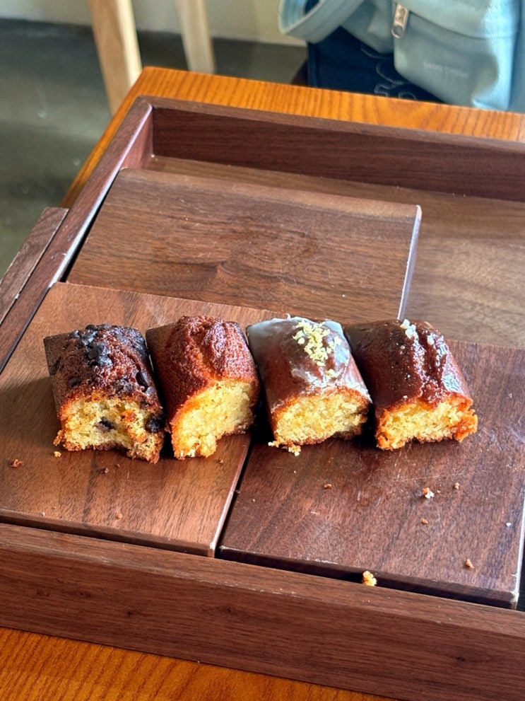  상수카페 버터인이유 BUTTER IN EU 바게트 휘낭시에 커피맛집