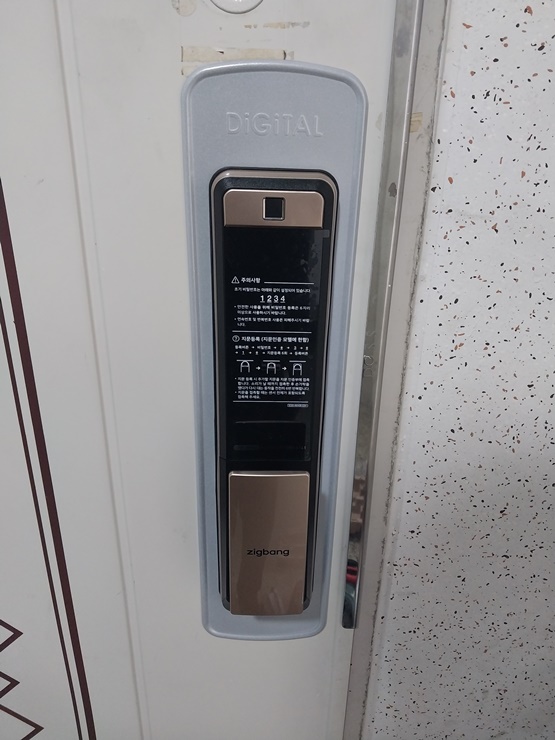  의왕시 오전동도어락 설치를 신원수선화아파트에 직방도어락 DP-960으로 잘 설치했습니다 (내손동번호키 교체)