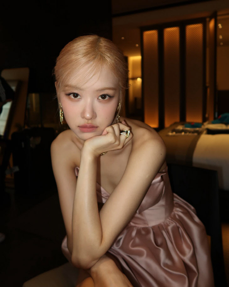 더<b>블랙</b>레이블 “<b>블랙핑크</b> 로제, 전속 계약 <b>논의</b> 중”