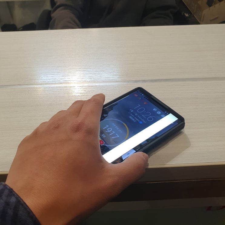  [갤럭시] 해외 생활 중 스마트폰 수리를 시도하다.