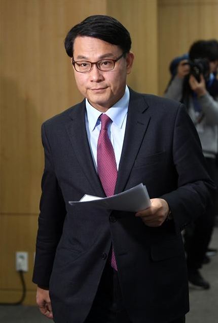 위해서는 <b>대선</b> 1년6개월 전에 대표직을 사퇴해야 한다 <b>윤상현</b>... 