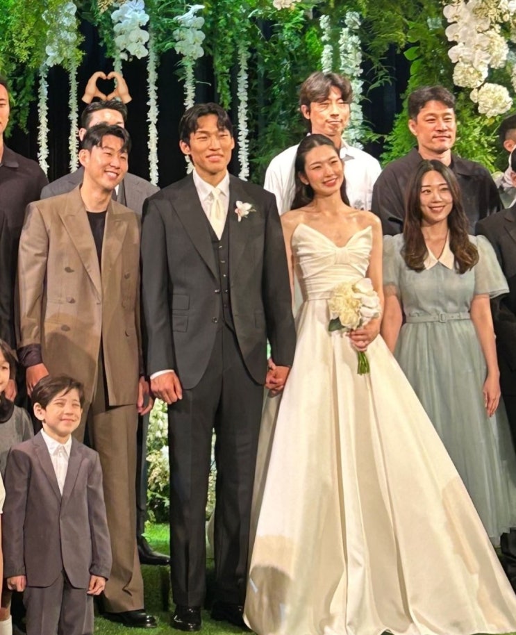 <b>김진경</b><b>김승규 결혼식</b>장에 등장한 손흥민, 남자 하객룩 패션... 