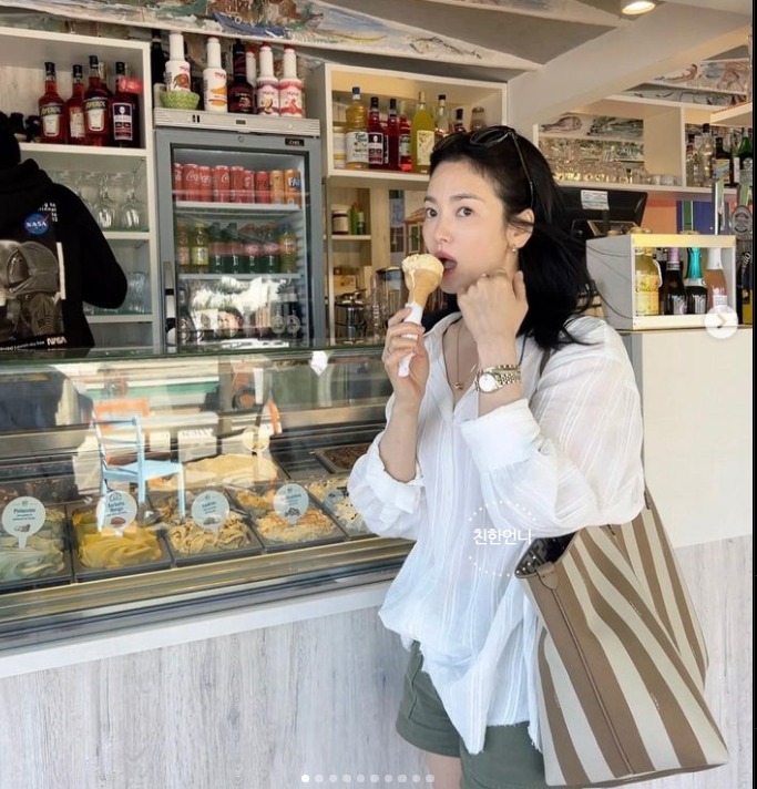  송혜교 흰 셔츠 어려 보이는 여행 여자 패션 코디