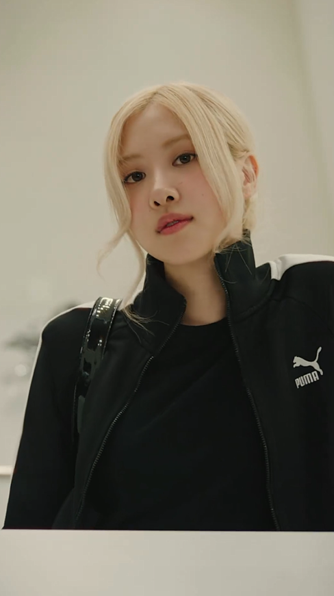  여자 연예인들의 연예인! 여성 사복 장인 블랙핑크 로제의 데일리 스니커즈로 함께한 푸마의 팔레르모 운동화 추천
