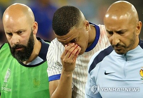 [속보] <b>코뼈</b> 부러진 <b>음바페</b>, 2경기 결장 '유력'…16강부터... 