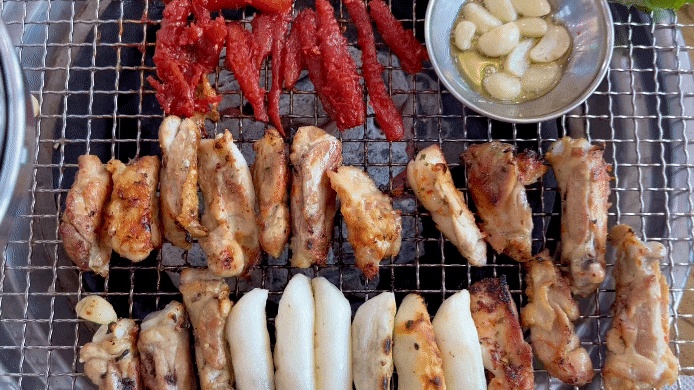  춘천 동산면 직접 키운 쌈 채소, 고기 구워 주는 주차 편한 골프장 맛집 '군자숯불닭갈비' 맛있게 먹는 꿀팁