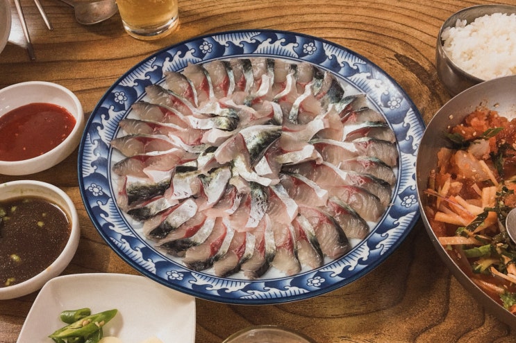  욕지도 해녀김금단포장마차 옳게 된 고등어회는 이렇게 생겼습니다.